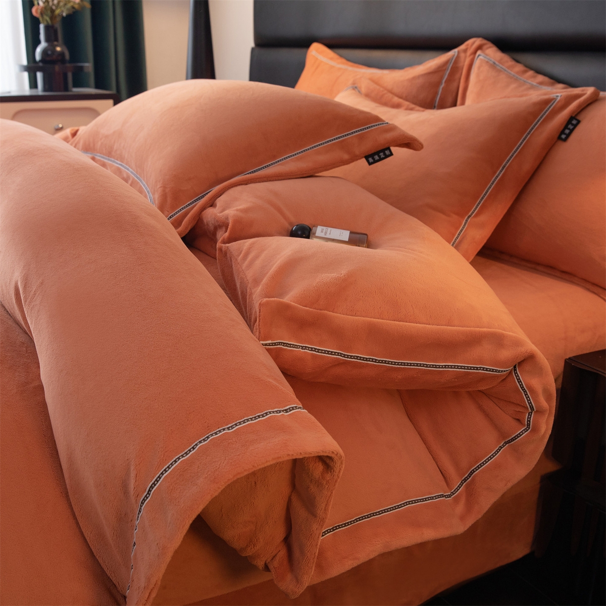 91家纺网 家纺一手货源 找家纺 雅高家居 2025新款240克高克重全工艺纯色织带花边款单件及四件套 枫糖橙