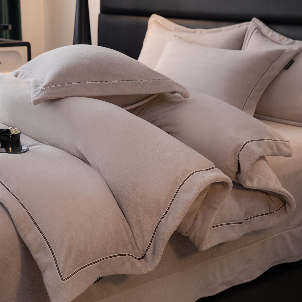 91家纺网 家纺一手货源 找家纺 雅高家居 2025新款240克高克重全工艺纯色织带花边款单件及四件套 绅士灰