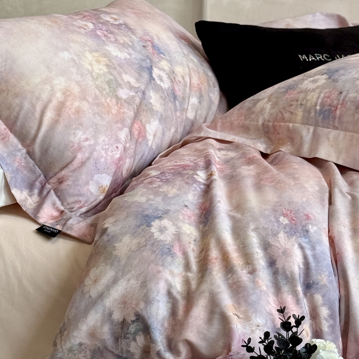 91家纺网 家纺一手货源 找家纺 纯优家纺 2025新款秋冬长绒棉数码印花磨毛四件套 谧境花时