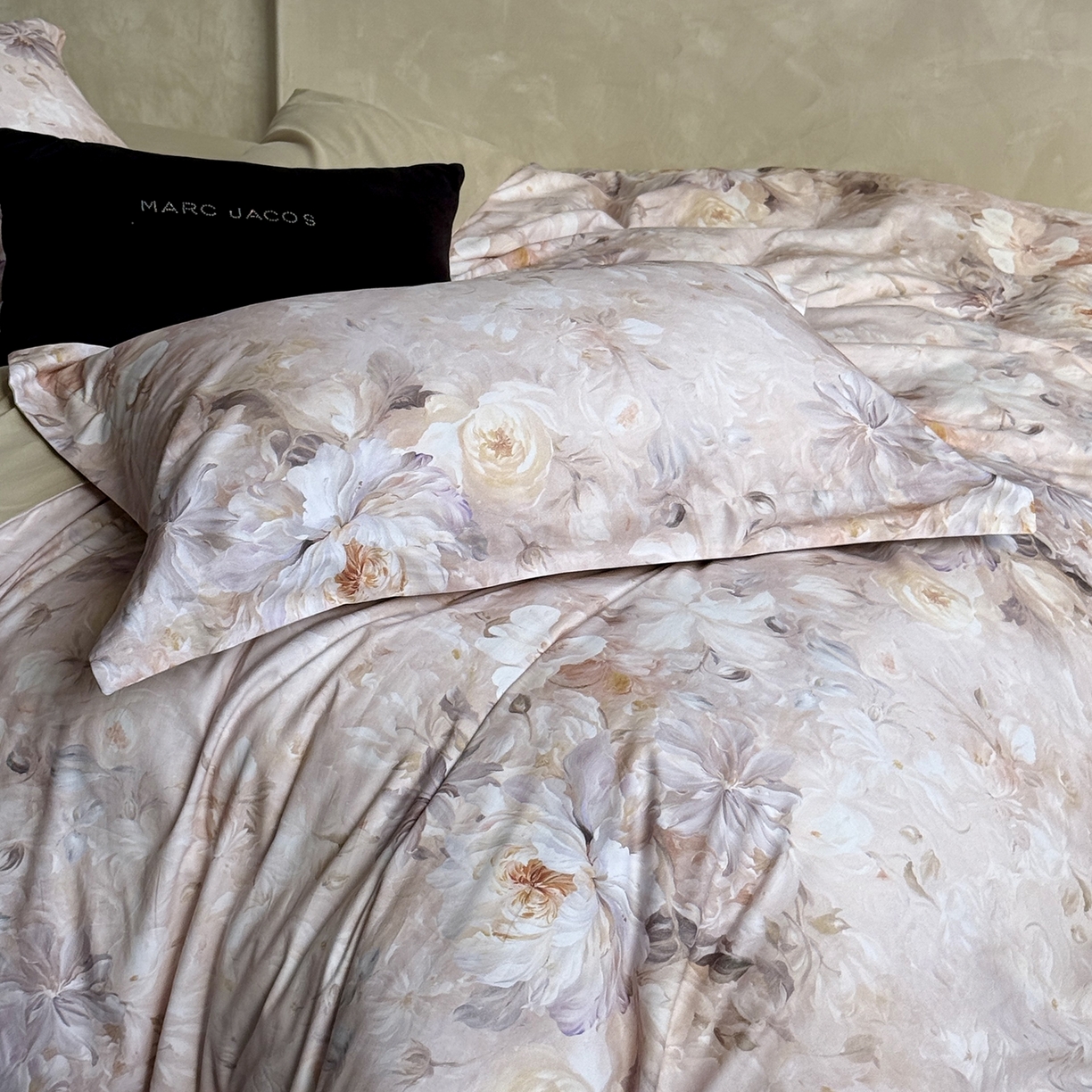 91家纺网 家纺一手货源 找家纺 纯优家纺 2025新款秋冬长绒棉数码印花磨毛四件套 梨梦