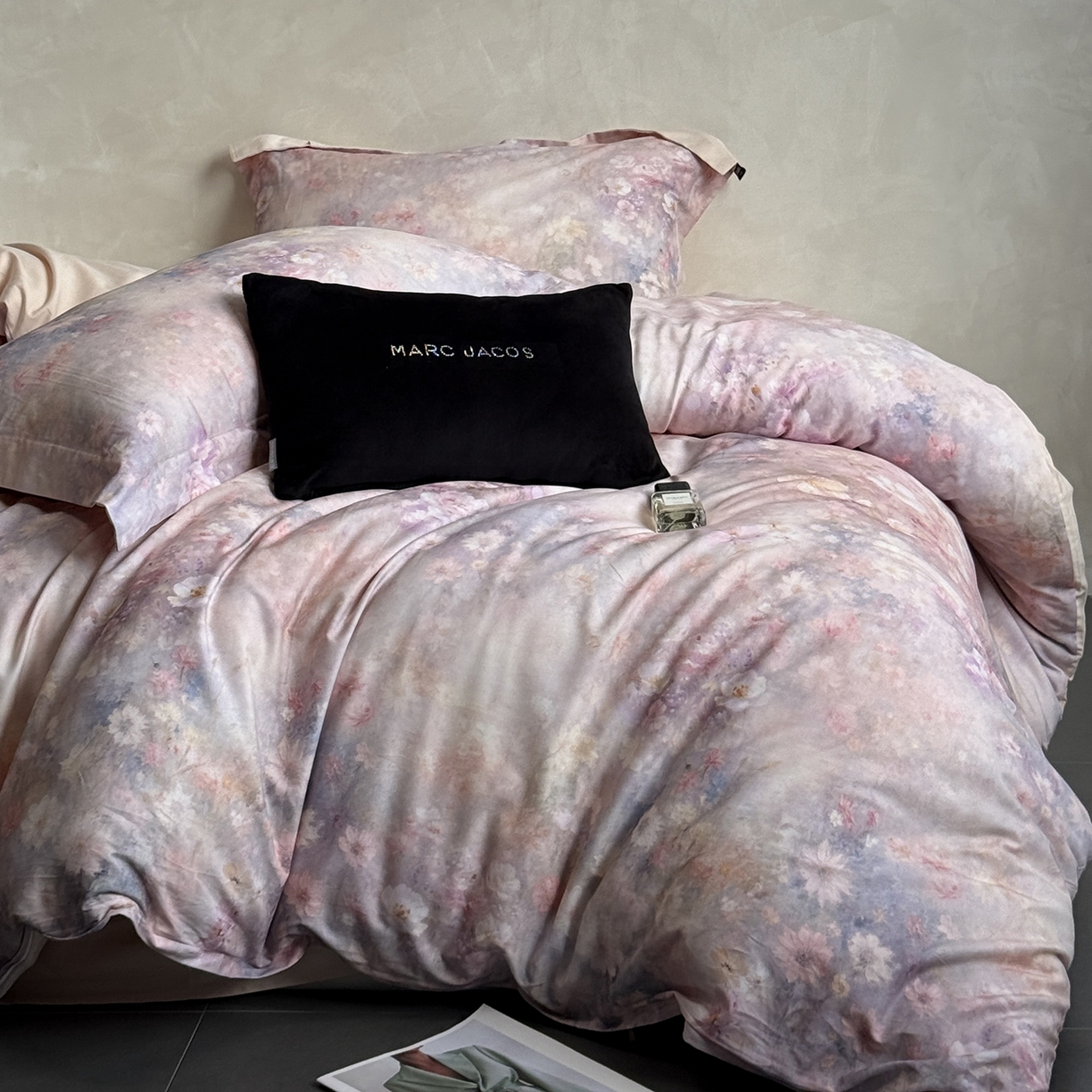 91家纺网 家纺一手货源 找家纺 纯优家纺 2025新款秋冬长绒棉数码印花磨毛四件套 谧境花时