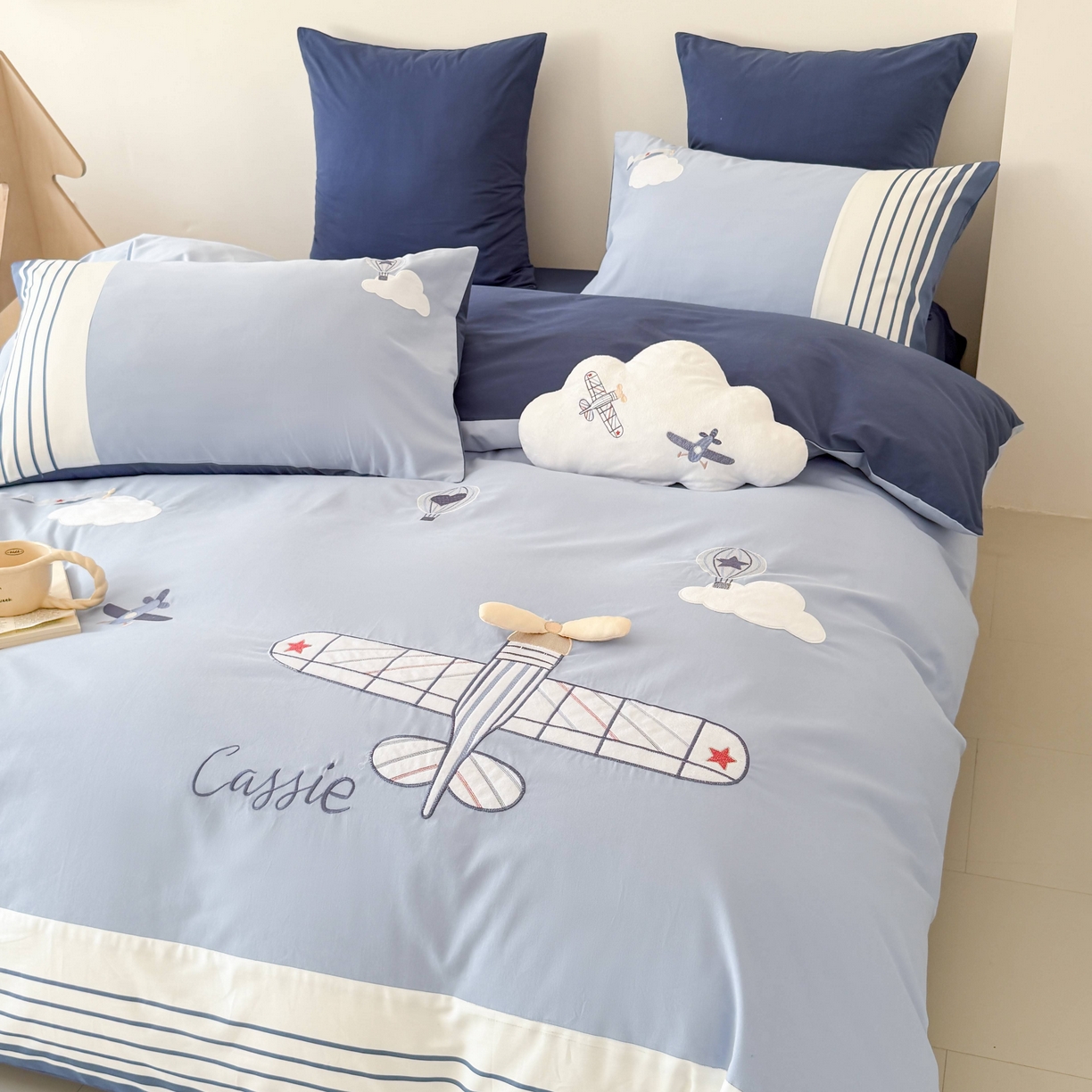 91家纺网 家纺一手货源 找家纺 （总）曼布缇 2025秋冬新款全棉加厚磨毛工艺款绣花四件套送抱枕-追梦（会员减20，券后338起）