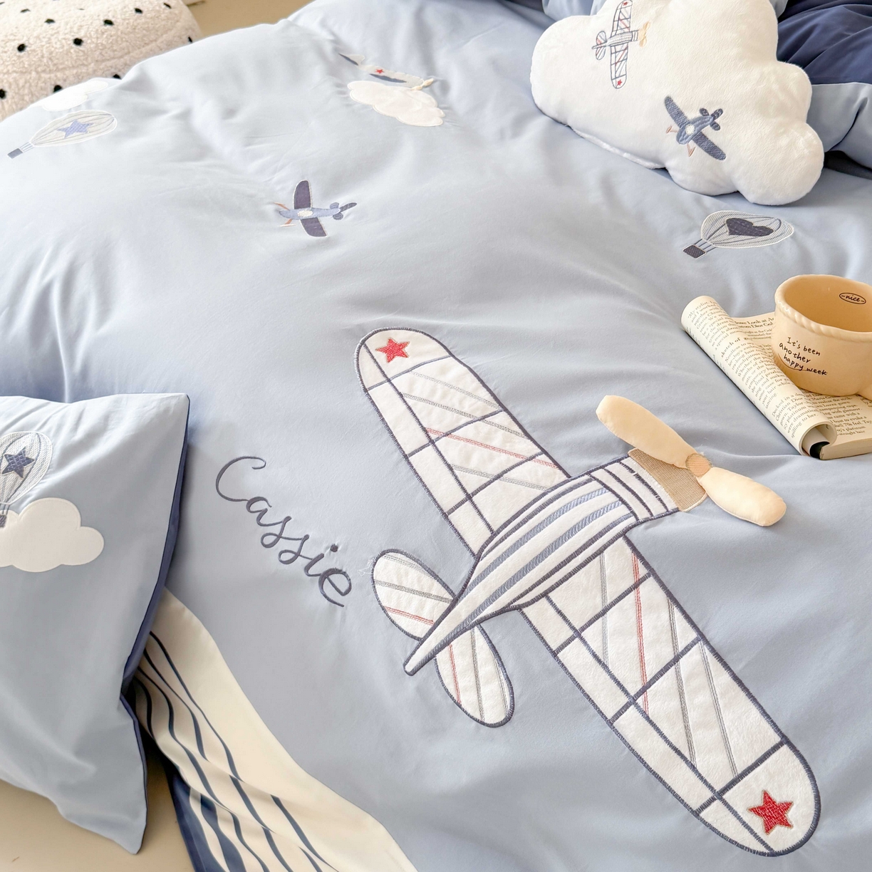 91家纺网 家纺一手货源 找家纺 （总）曼布缇 2025秋冬新款全棉加厚磨毛工艺款绣花四件套送抱枕-追梦（会员减20，券后338起）