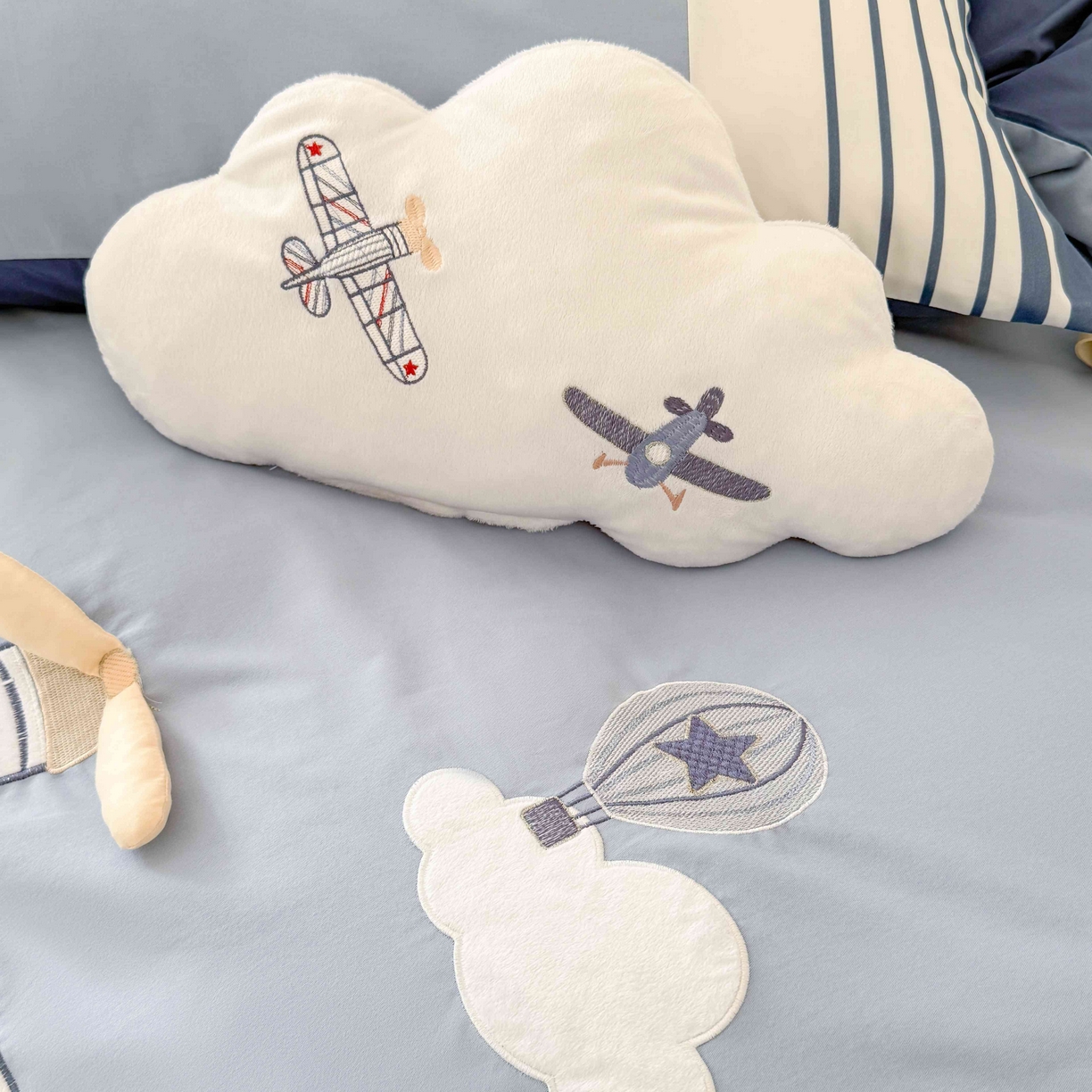 91家纺网 家纺一手货源 找家纺 （总）曼布缇 2025秋冬新款全棉加厚磨毛工艺款绣花四件套送抱枕-追梦（会员减20，券后338起）