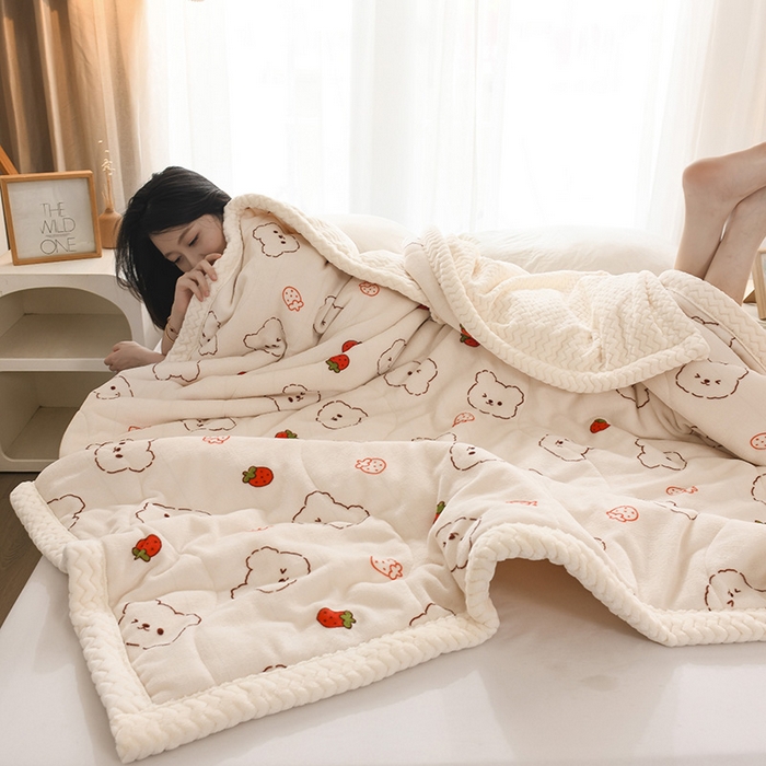 91家纺网 家纺一手货源 找家纺 印季家纺 2025新款三层夹棉印花牛奶绒毛毯毯子 草莓小熊