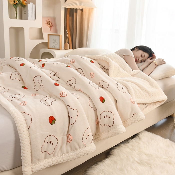 91家纺网 家纺一手货源 找家纺 印季家纺 2025新款三层夹棉印花牛奶绒毛毯毯子 草莓小熊