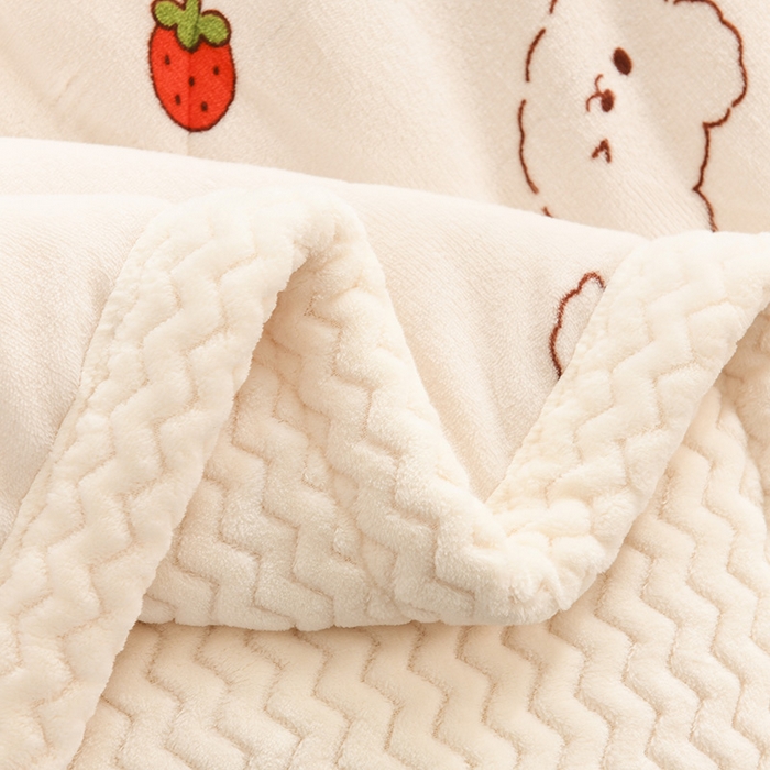 91家纺网 家纺一手货源 找家纺 印季家纺 2025新款三层夹棉印花牛奶绒毛毯毯子 草莓小熊
