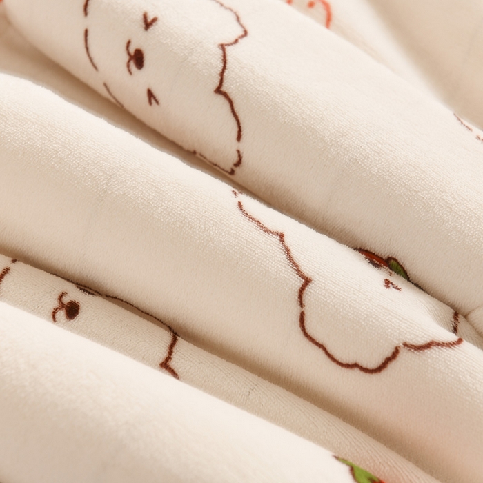 91家纺网 家纺一手货源 找家纺 印季家纺 2025新款三层夹棉印花牛奶绒毛毯毯子 草莓小熊