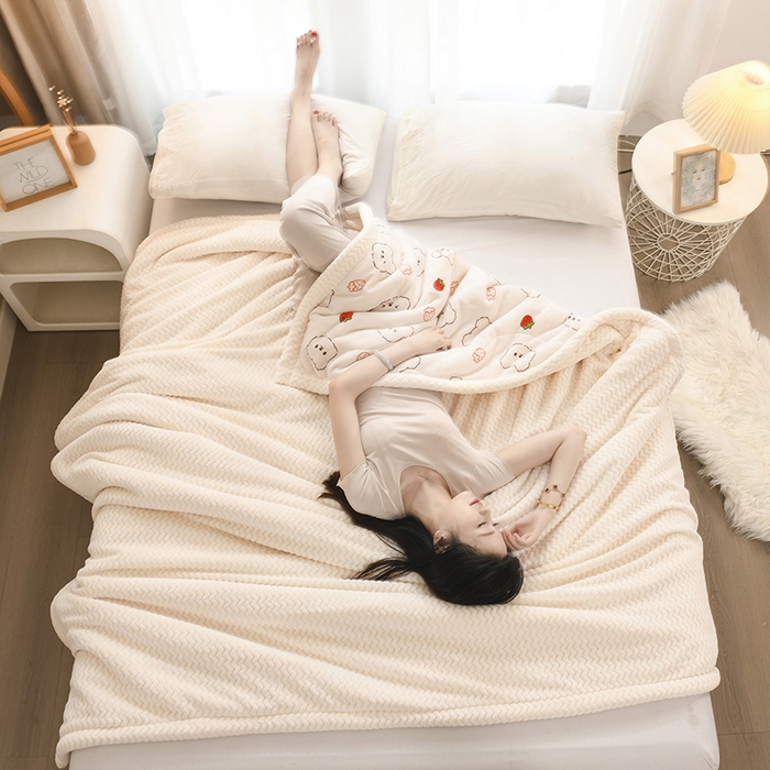 91家纺网 家纺一手货源 找家纺 印季家纺 2025新款三层夹棉印花牛奶绒毛毯毯子 草莓小熊