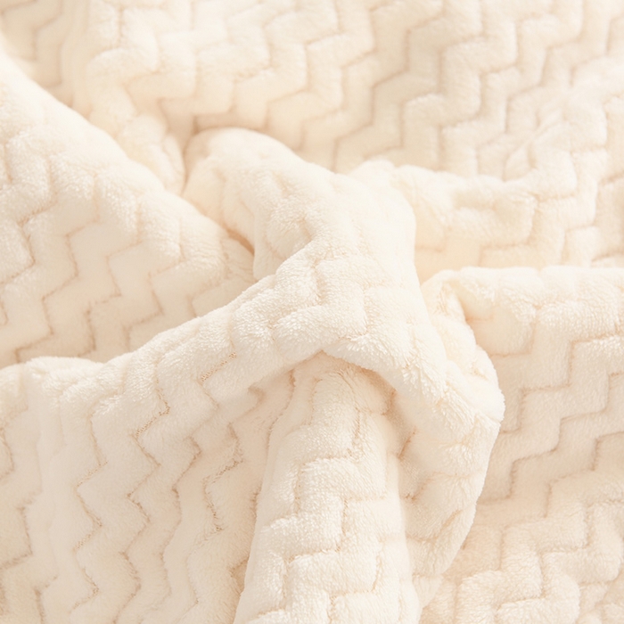 91家纺网 家纺一手货源 找家纺 印季家纺 2025新款三层夹棉印花牛奶绒毛毯毯子 草莓小熊