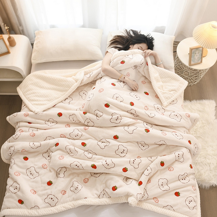 91家纺网 家纺一手货源 找家纺 印季家纺 2025新款三层夹棉印花牛奶绒毛毯毯子 草莓小熊