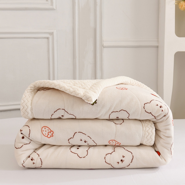 91家纺网 家纺一手货源 找家纺 印季家纺 2025新款三层夹棉印花牛奶绒毛毯毯子 草莓小熊