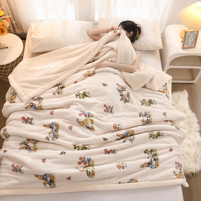 91家纺网 家纺一手货源 找家纺 印季家纺 2025新款三层夹棉印花牛奶绒毛毯毯子 花丛兔