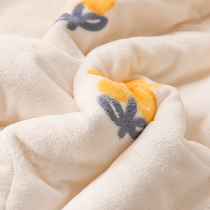 91家纺网 家纺一手货源 找家纺 印季家纺 2025新款三层夹棉印花牛奶绒毛毯毯子 花朵小熊