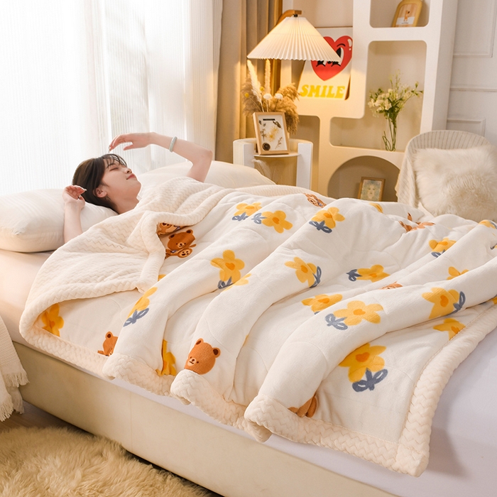 91家纺网 家纺一手货源 找家纺 印季家纺 2025新款三层夹棉印花牛奶绒毛毯毯子 花朵小熊