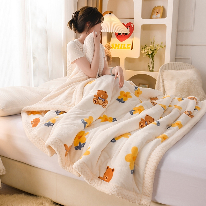 91家纺网 家纺一手货源 找家纺 印季家纺 2025新款三层夹棉印花牛奶绒毛毯毯子 花朵小熊