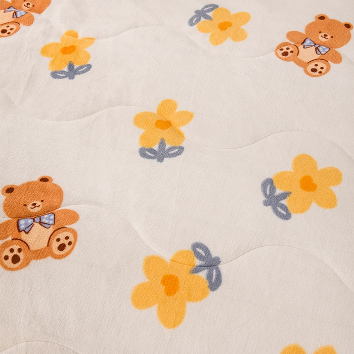 91家纺网 家纺一手货源 找家纺 印季家纺 2025新款三层夹棉印花牛奶绒毛毯毯子 花朵小熊