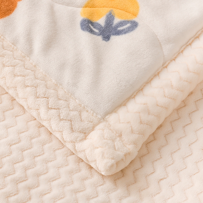 91家纺网 家纺一手货源 找家纺 印季家纺 2025新款三层夹棉印花牛奶绒毛毯毯子 花朵小熊