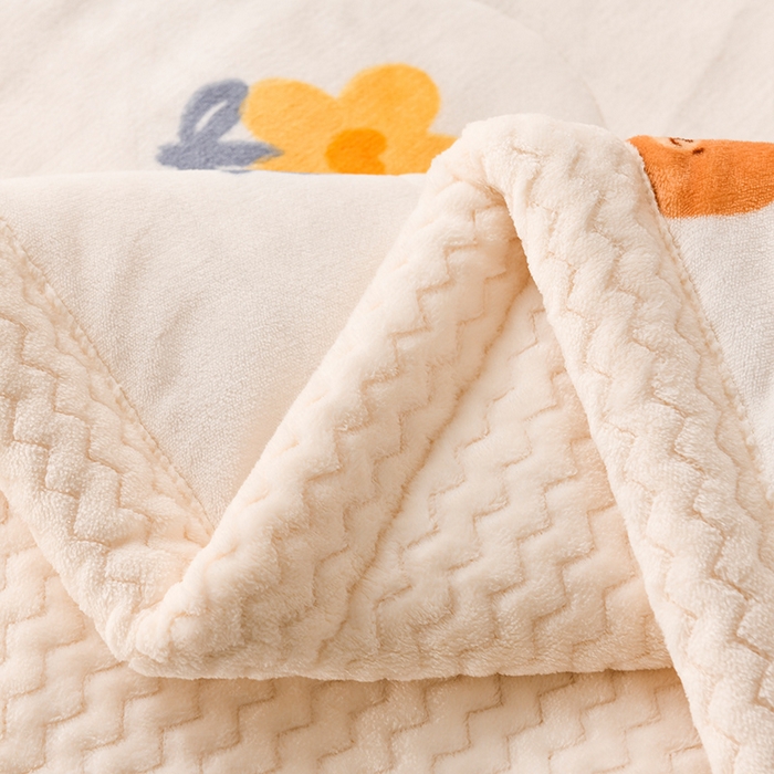 91家纺网 家纺一手货源 找家纺 印季家纺 2025新款三层夹棉印花牛奶绒毛毯毯子 花朵小熊