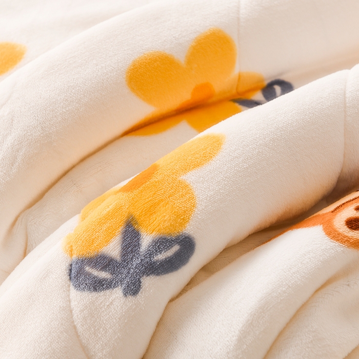 91家纺网 家纺一手货源 找家纺 印季家纺 2025新款三层夹棉印花牛奶绒毛毯毯子 花朵小熊