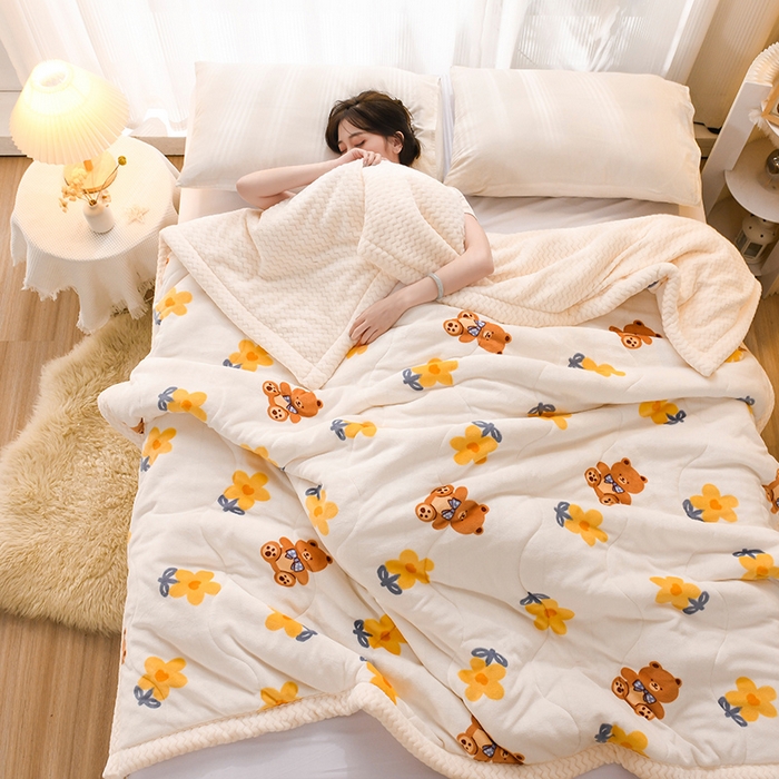 91家纺网 家纺一手货源 找家纺 印季家纺 2025新款三层夹棉印花牛奶绒毛毯毯子 花朵小熊