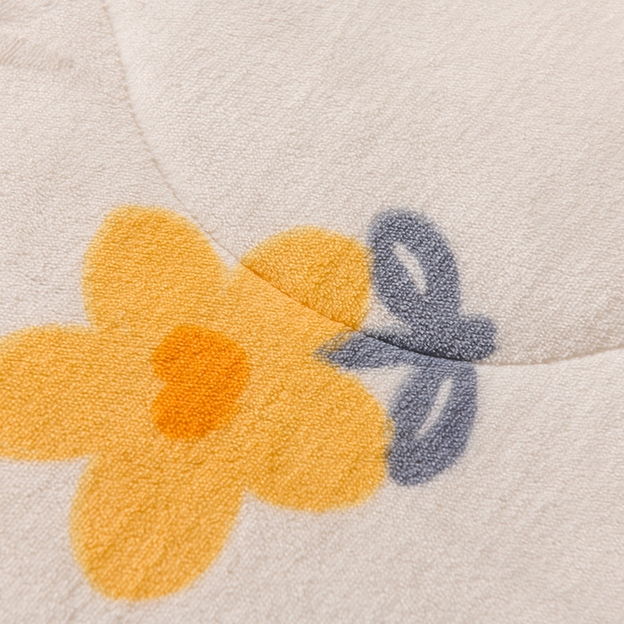 91家纺网 家纺一手货源 找家纺 印季家纺 2025新款三层夹棉印花牛奶绒毛毯毯子 花朵小熊