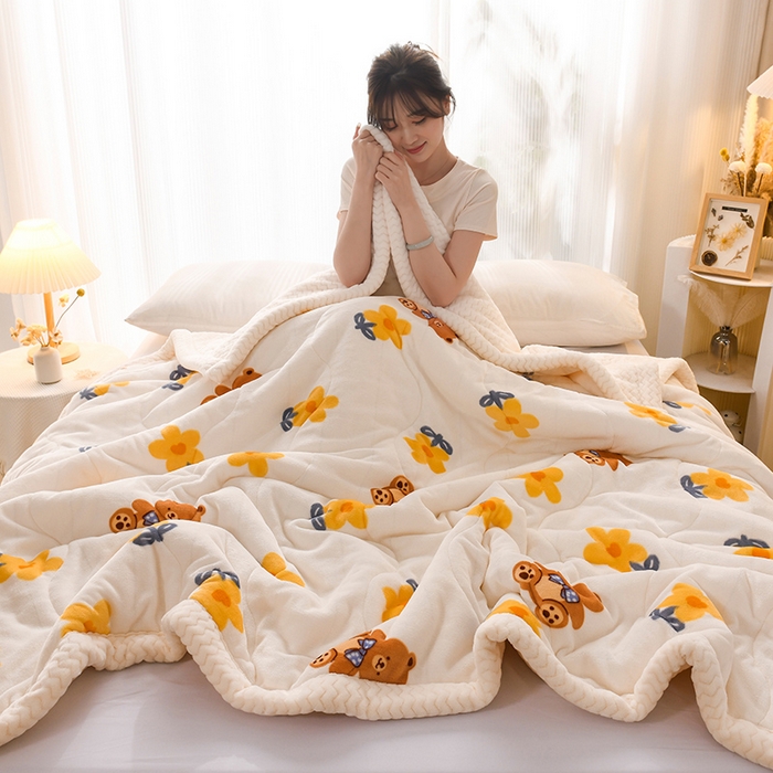 91家纺网 家纺一手货源 找家纺 印季家纺 2025新款三层夹棉印花牛奶绒毛毯毯子 花朵小熊