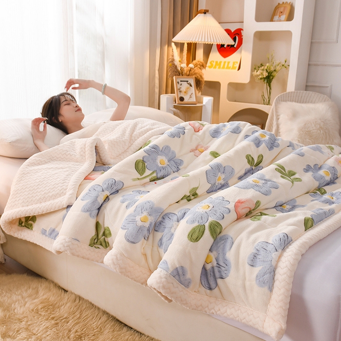 91家纺网 家纺一手货源 找家纺 印季家纺 2025新款三层夹棉印花牛奶绒毛毯毯子 蓝色心情