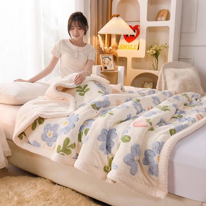 91家纺网 家纺一手货源 找家纺 印季家纺 2025新款三层夹棉印花牛奶绒毛毯毯子 蓝色心情