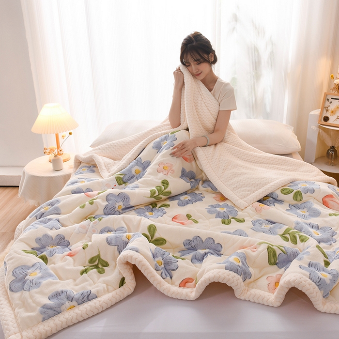 91家纺网 家纺一手货源 找家纺 印季家纺 2025新款三层夹棉印花牛奶绒毛毯毯子 蓝色心情