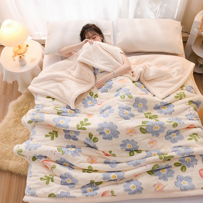 91家纺网 家纺一手货源 找家纺 印季家纺 2025新款三层夹棉印花牛奶绒毛毯毯子 蓝色心情
