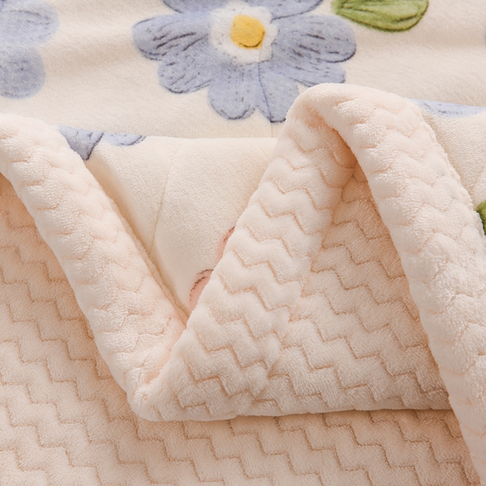 91家纺网 家纺一手货源 找家纺 印季家纺 2025新款三层夹棉印花牛奶绒毛毯毯子 蓝色心情