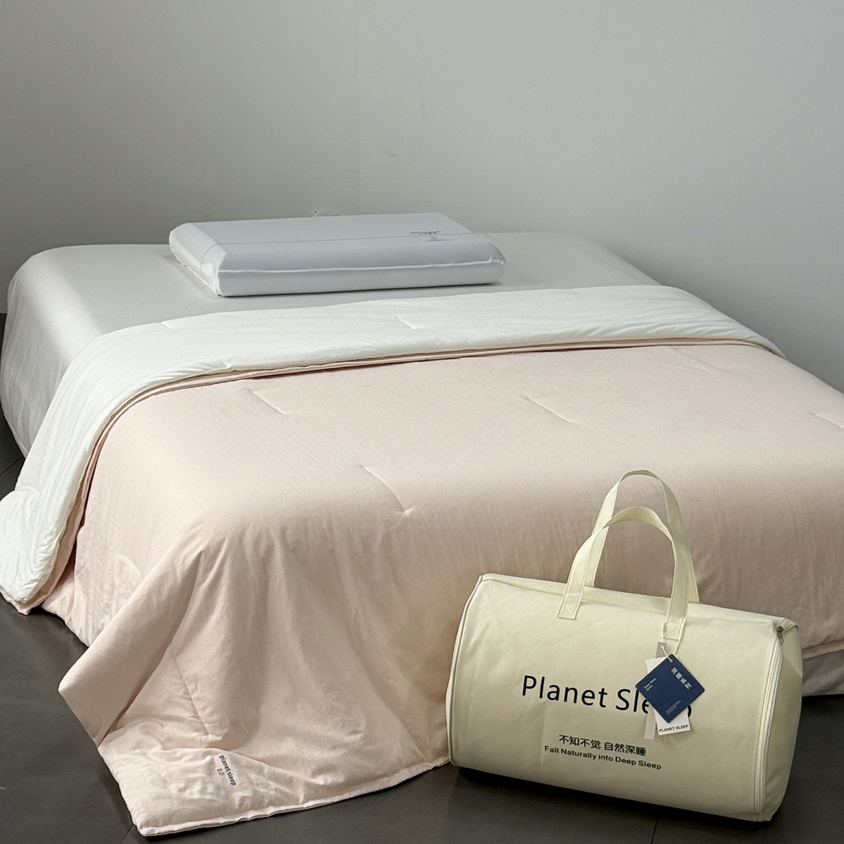 91家纺网 家纺一手货源 找家纺 纯优家纺 2025新款亚朵同款四季控温被pro2.0 字母被子被芯 柔云粉