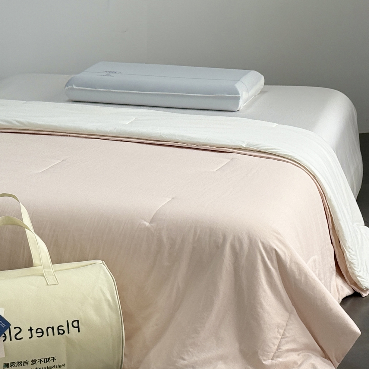 91家纺网 家纺一手货源 找家纺 纯优家纺 2025新款亚朵同款四季控温被pro2.0 字母被子被芯 柔云粉