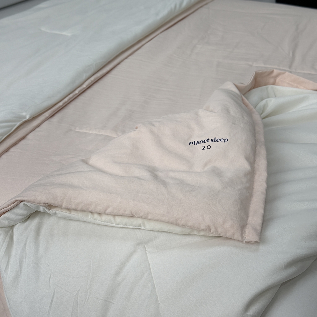 91家纺网 家纺一手货源 找家纺 纯优家纺 2025新款亚朵同款四季控温被pro2.0 字母被子被芯 柔云粉