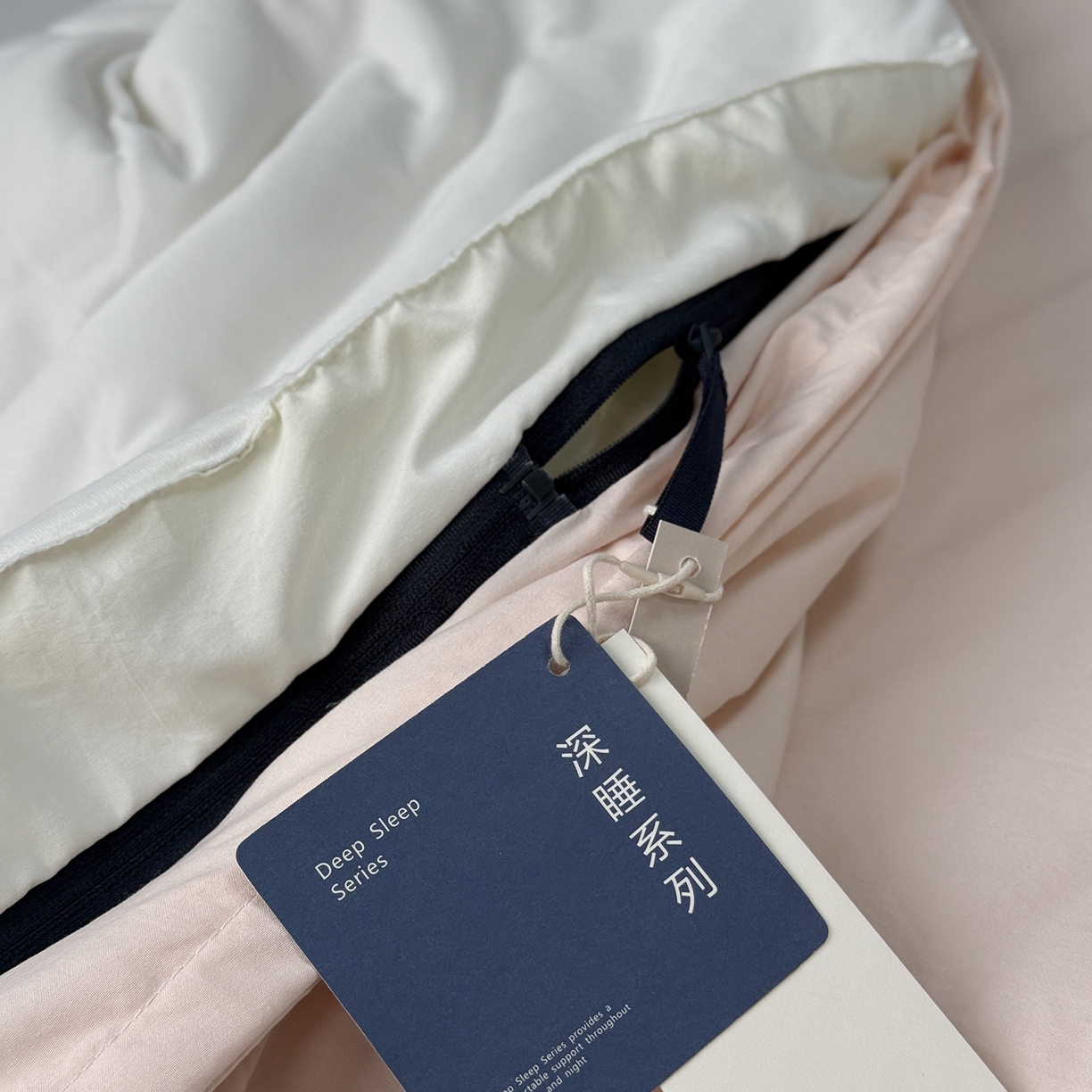 91家纺网 家纺一手货源 找家纺 纯优家纺 2025新款亚朵同款四季控温被pro2.0 字母被子被芯 柔云粉