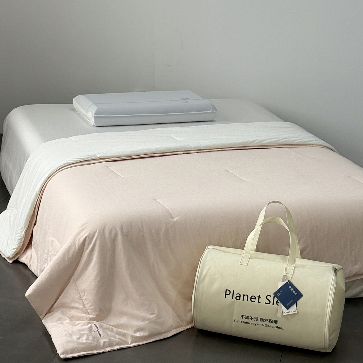 91家纺网 家纺一手货源 找家纺 纯优家纺 2025新款亚朵同款四季控温被pro2.0 字母被子被芯 柔云粉