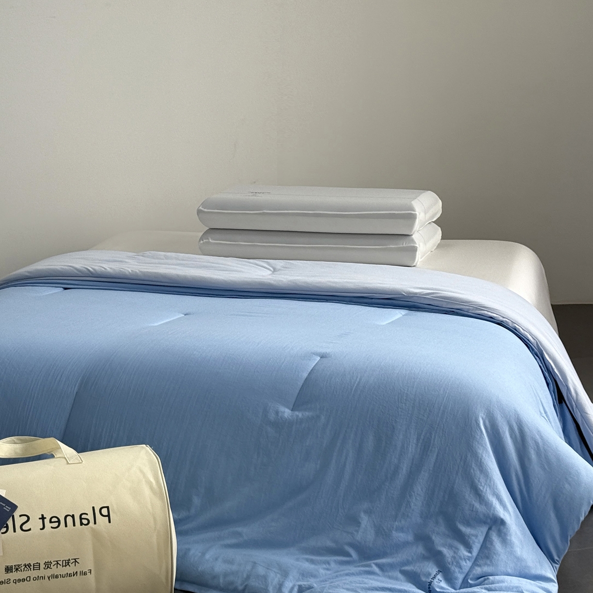 91家纺网 家纺一手货源 找家纺 纯优家纺 2025新款亚朵同款四季控温被pro2.0 字母被子被芯 清澄蓝