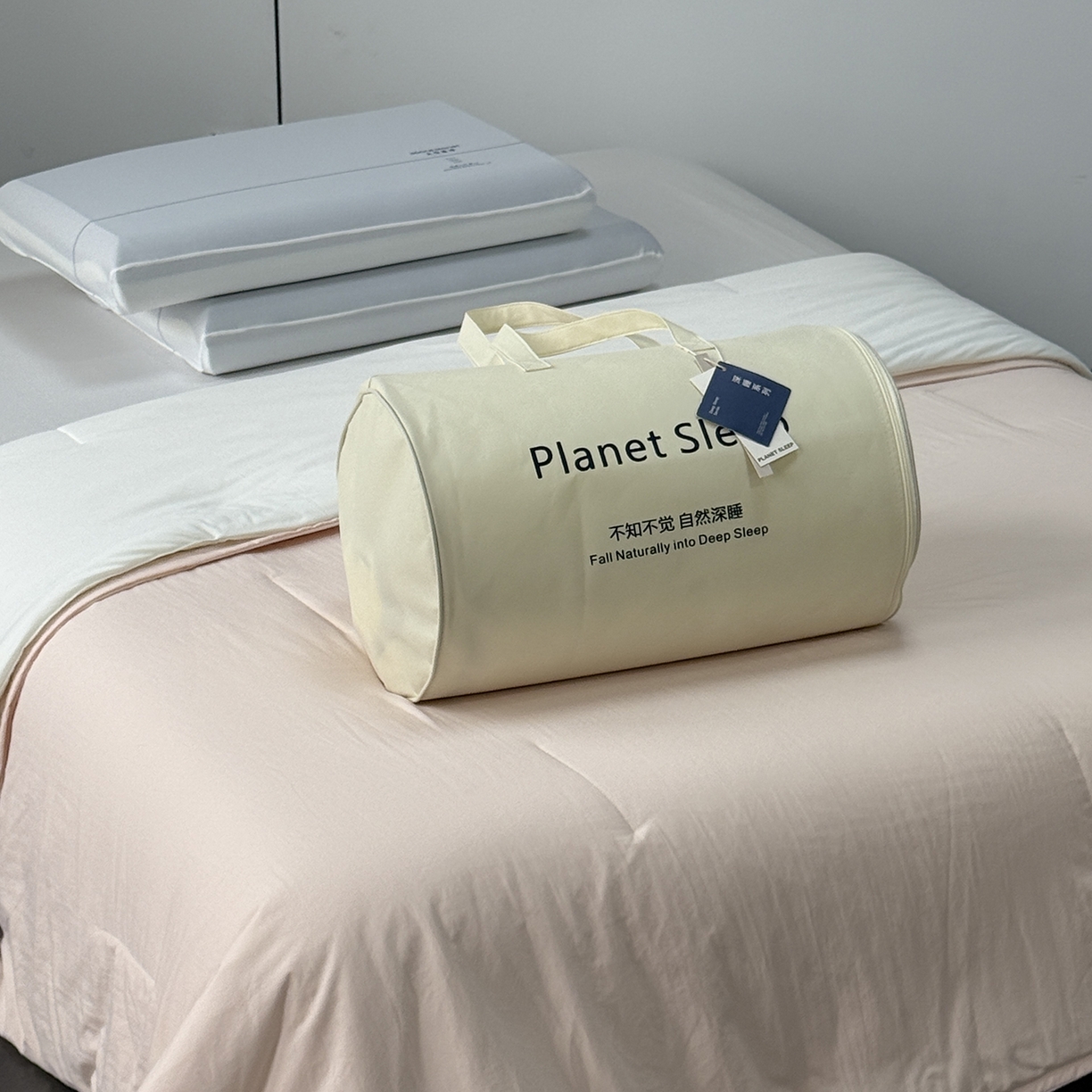 91家纺网 家纺一手货源 找家纺 纯优家纺 2025新款亚朵同款四季控温被pro2.0 字母被子被芯 柔云粉