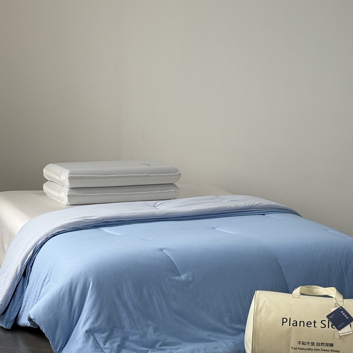 91家纺网 家纺一手货源 找家纺 纯优家纺 2025新款亚朵同款四季控温被pro2.0 字母被子被芯 清澄蓝