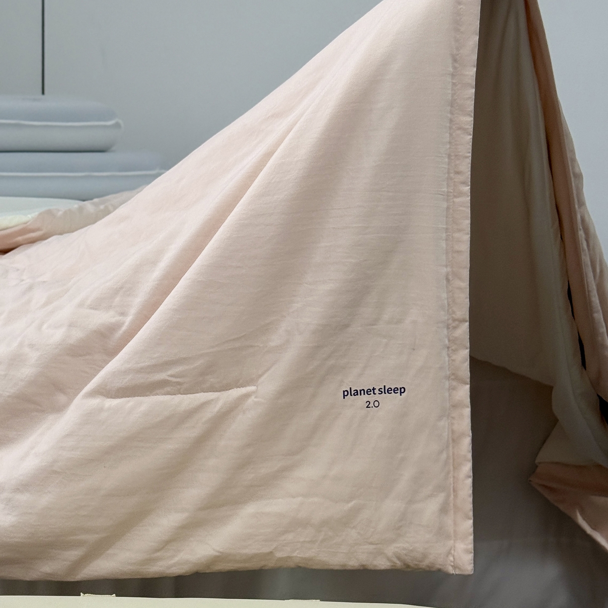 91家纺网 家纺一手货源 找家纺 纯优家纺 2025新款亚朵同款四季控温被pro2.0 字母被子被芯 柔云粉