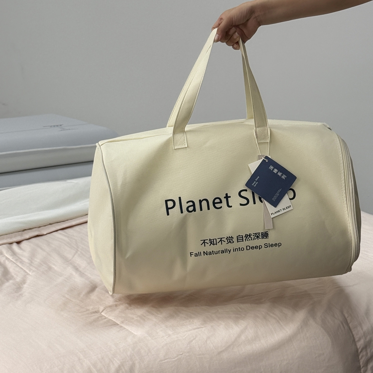 91家纺网 家纺一手货源 找家纺 纯优家纺 2025新款亚朵同款四季控温被pro2.0 字母被子被芯 柔云粉