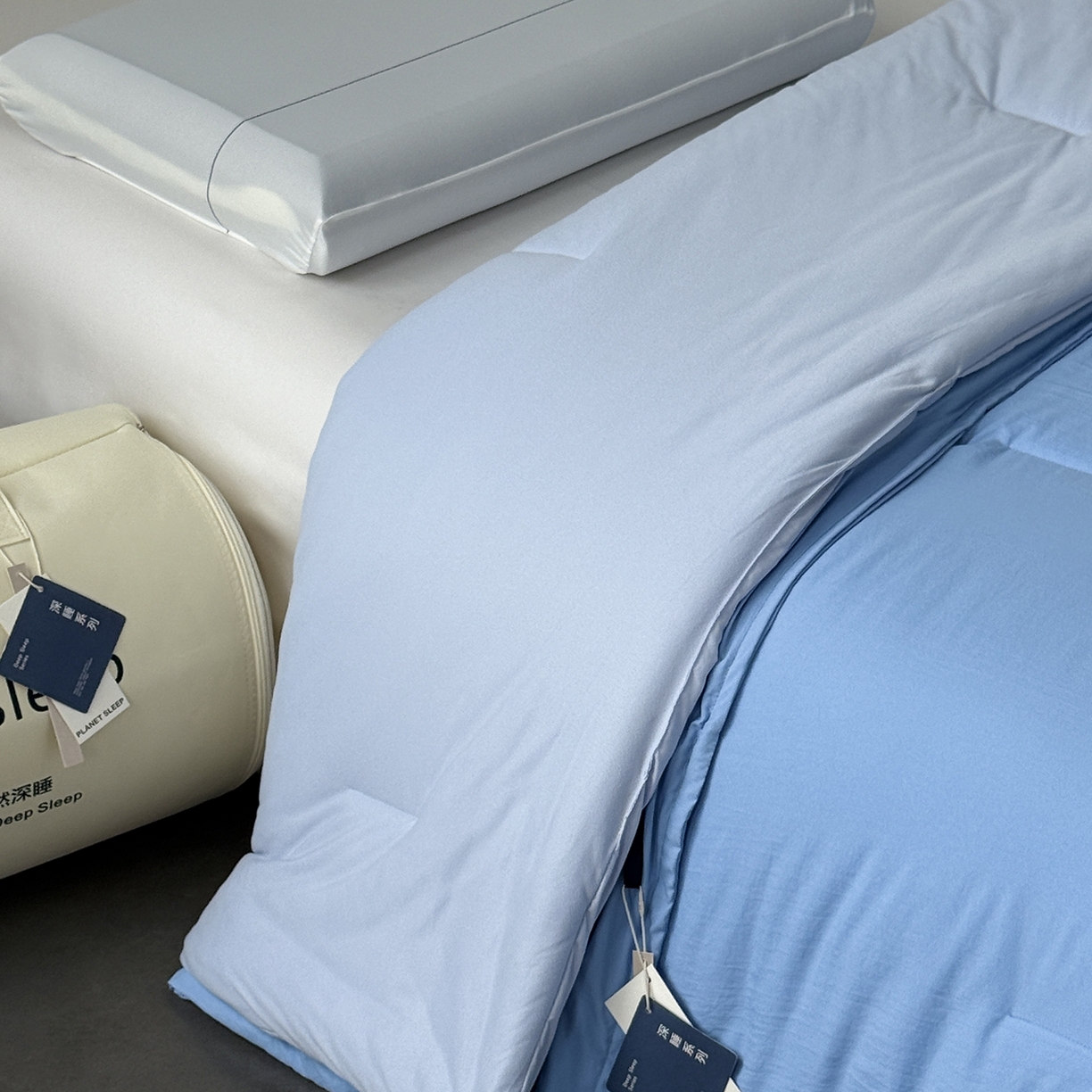 91家纺网 家纺一手货源 找家纺 纯优家纺 2025新款亚朵同款四季控温被pro2.0 字母被子被芯 清澄蓝