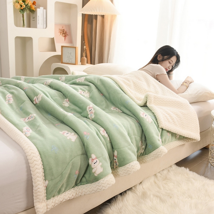 91家纺网 家纺一手货源 找家纺 印季家纺 2025新款三层夹棉印花牛奶绒毛毯毯子 绿洲兔