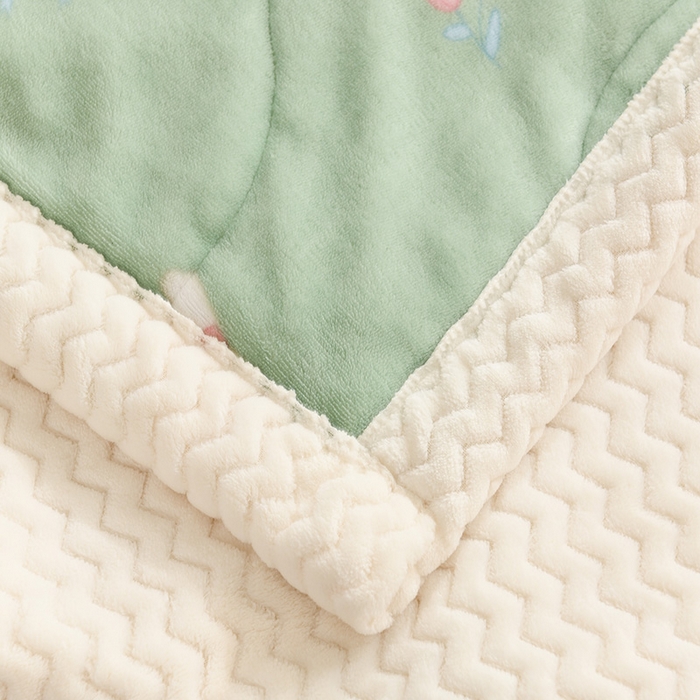 91家纺网 家纺一手货源 找家纺 印季家纺 2025新款三层夹棉印花牛奶绒毛毯毯子 绿洲兔