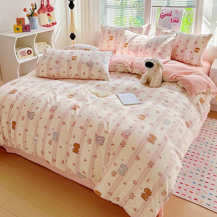 91家纺网 家纺一手货源 找家纺 西引力 2025新款亲肤舒适加厚牛奶绒印花四件套 粉泰迪