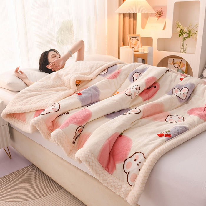 91家纺网 家纺一手货源 找家纺 印季家纺 2025新款三层夹棉印花牛奶绒毛毯毯子 萌心兔