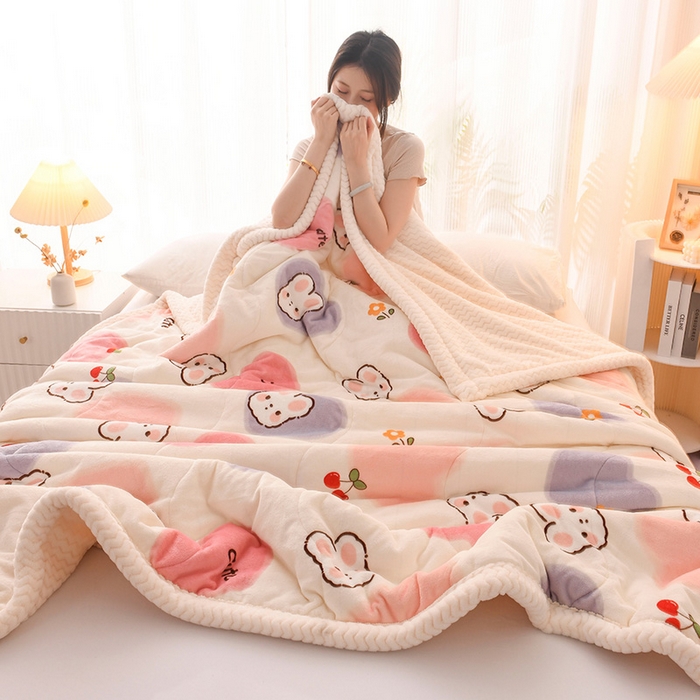 91家纺网 家纺一手货源 找家纺 印季家纺 2025新款三层夹棉印花牛奶绒毛毯毯子 萌心兔