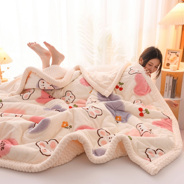 91家纺网 家纺一手货源 找家纺 印季家纺 2025新款三层夹棉印花牛奶绒毛毯毯子 萌心兔