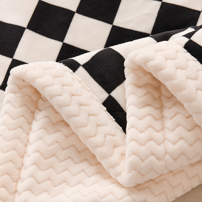 91家纺网 家纺一手货源 找家纺 印季家纺 2025新款三层夹棉印花牛奶绒毛毯毯子 棋盘格-黑-贝贝绒